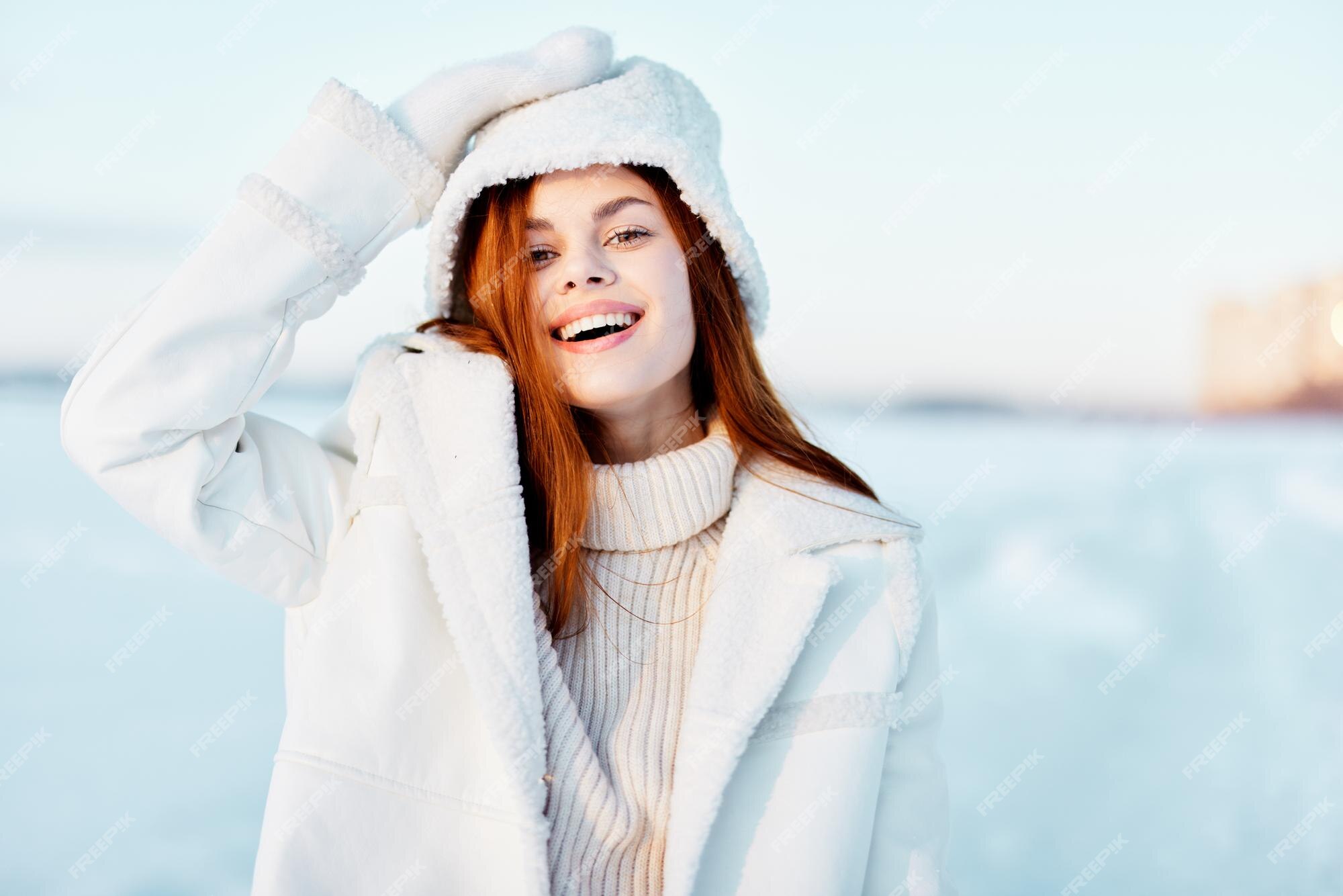 ropa de invierno caminar nieve fría vacaciones naturaleza | Premium