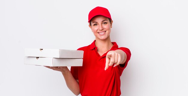 Mujer bonita rubia apuntando a la cámara eligiendo tu concepto de entrega de pizza