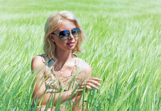 Mujer bonita rubia en campo de trigo