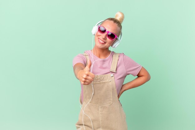 Mujer bonita rubia escuchando música con auriculares