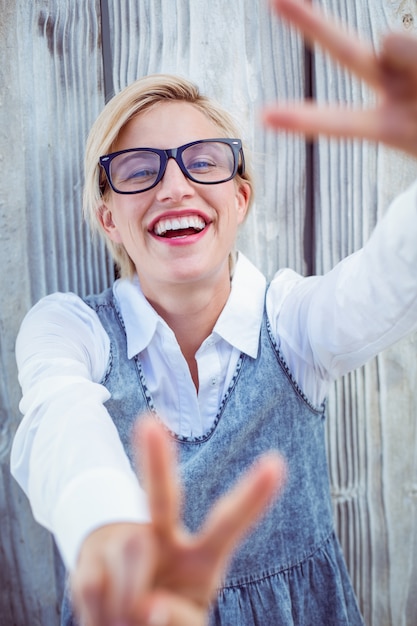 Mujer bonita rubia con gafas hipster