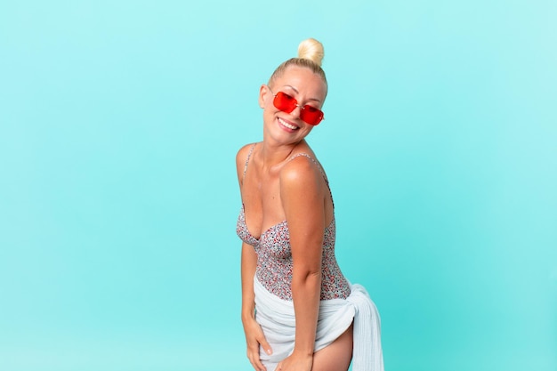 Mujer bonita rubia con gafas de sol. concepto de verano