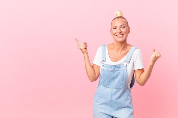 Mujer bonita rubia gritando agresivamente con una expresión de enojo