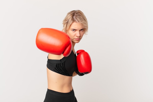 Mujer bonita rubia con guantes de boxeo