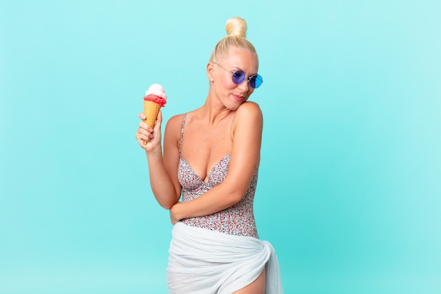 Mujer bonita rubia con un helado. concepto de verano
