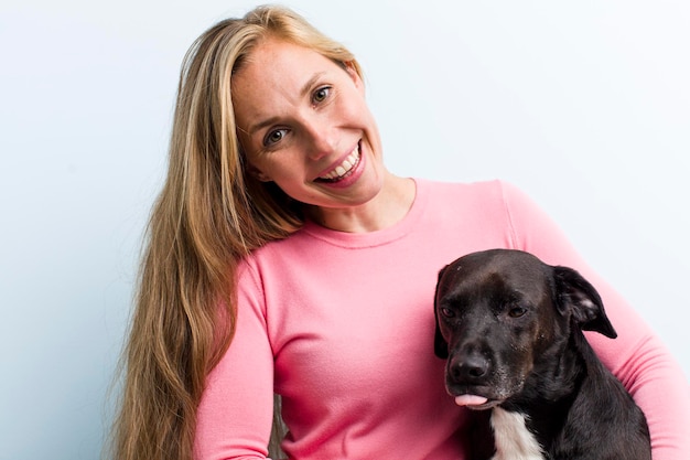 Mujer bonita rubia con una mascota de perro