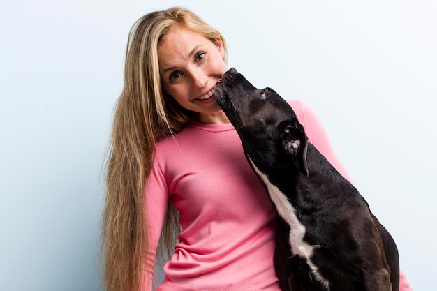 Mujer bonita rubia con una mascota de perro