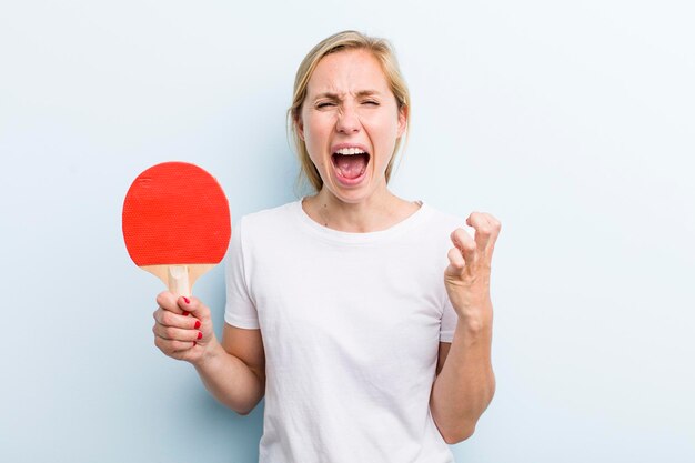 Mujer bonita rubia ping pong y deporte concepto