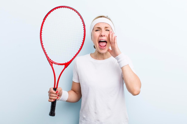 Mujer bonita rubia practicando deporte de tenis