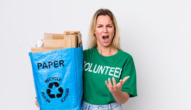 Mujer bonita rubia que parece enojada, molesta y frustrada, concepto de reciclaje