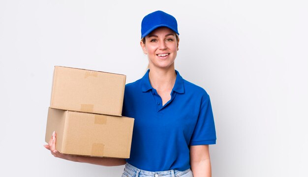 Mujer bonita rubia que parece feliz y gratamente sorprendida concepto de cajas de envío