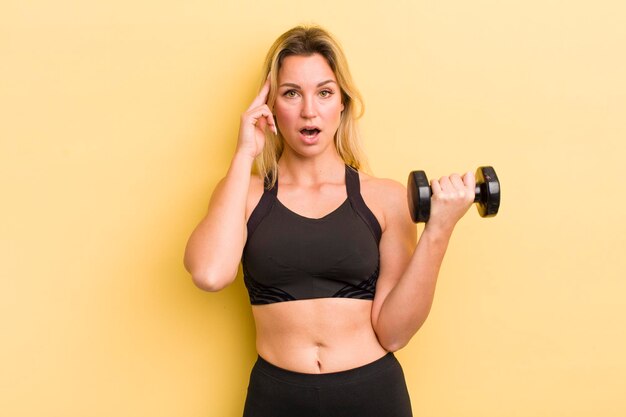 Mujer bonita rubia que parece sorprendida al darse cuenta de una nueva idea o concepto de pensamiento