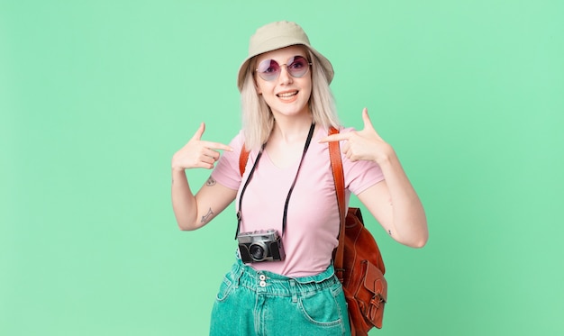 mujer bonita rubia que se siente feliz y apunta a sí misma con un emocionado. concepto de verano