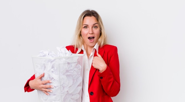 Mujer bonita rubia que se siente feliz y se señala a sí misma con un concepto de errores de bolas de papel emocionado