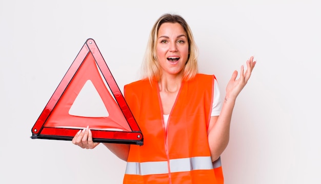 Mujer bonita rubia que se siente feliz sorprendida al darse cuenta de una solución o idea concepto de accidente de triángulo de coche