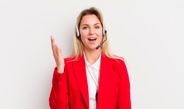 Mujer bonita rubia que se siente feliz sorprendida al darse cuenta de una solución o idea