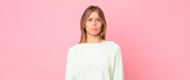 Mujer bonita rubia que se siente triste y estresada, molesta por una mala sorpresa, con una mirada negativa y ansiosa