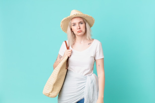 Mujer bonita rubia que se siente triste y llorona con una mirada infeliz y llorando. concepto de verano