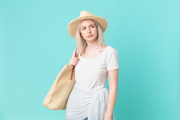 Mujer bonita rubia que se siente triste, molesta o enojada y mirando hacia un lado. concepto de verano