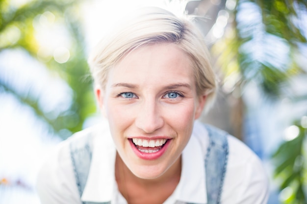 Mujer bonita rubia sonriendo a la cámara