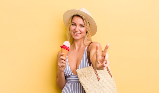 Mujer bonita rubia sonriendo y luciendo feliz gesticulando victoria o paz