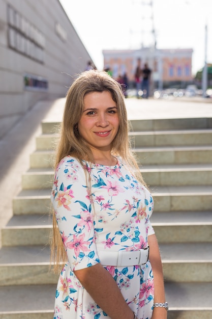 Mujer bonita rubia sonriendo en el parque. Concepto de verano, vacaciones y vacaciones.