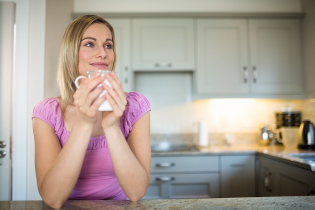 Mujer bonita rubia tomando café