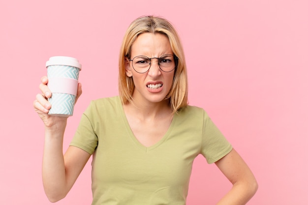 Mujer bonita rubia tomando un café