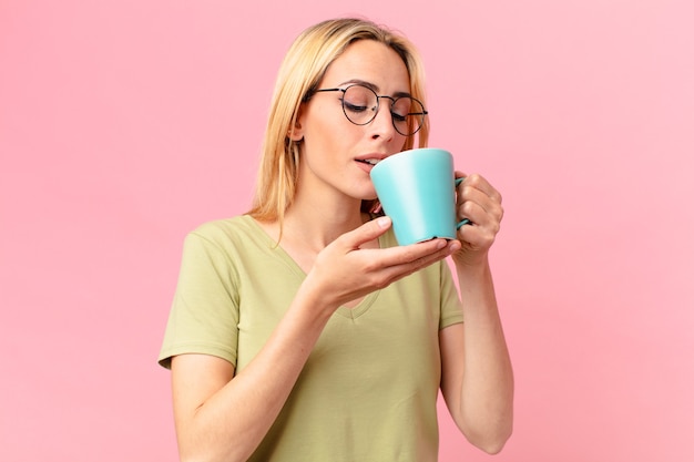 Mujer bonita rubia tomando un café