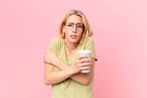 Mujer bonita rubia tomando un café