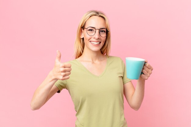 Mujer bonita rubia tomando un café