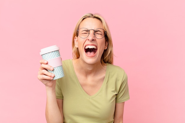 Mujer bonita rubia tomando un café