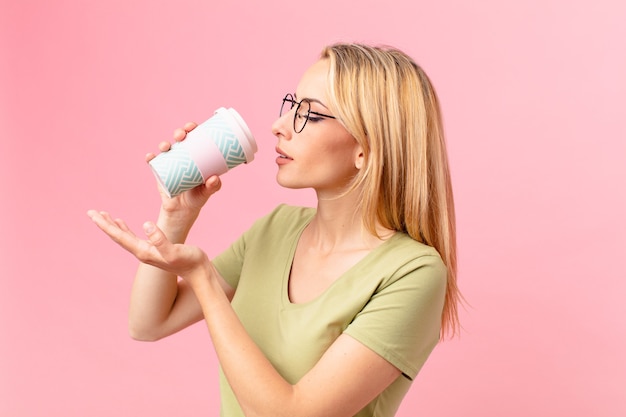 Mujer bonita rubia tomando un café