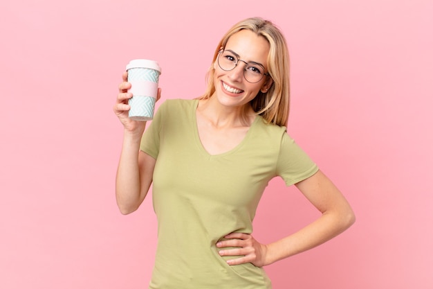 Mujer bonita rubia tomando un café