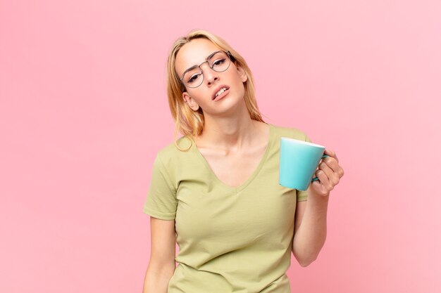 Mujer bonita rubia tomando un café