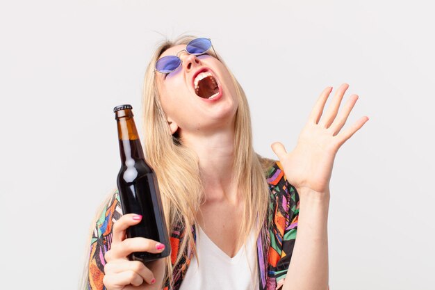 Foto mujer bonita rubia tomando una cerveza. concepto de verano