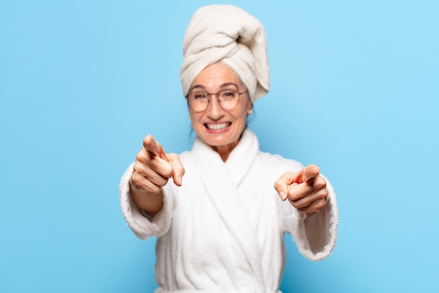 Mujer bonita senior después de la ducha vistiendo albornoz