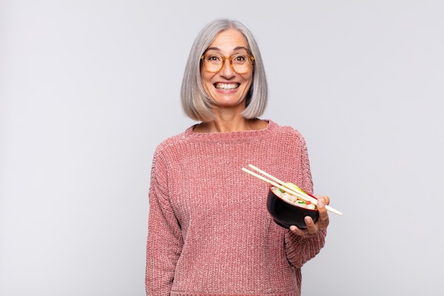 mujer bonita senior con fideos