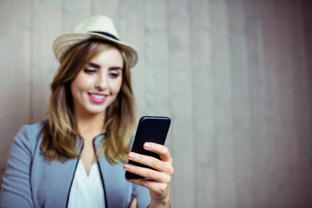 Mujer bonita con smartphone