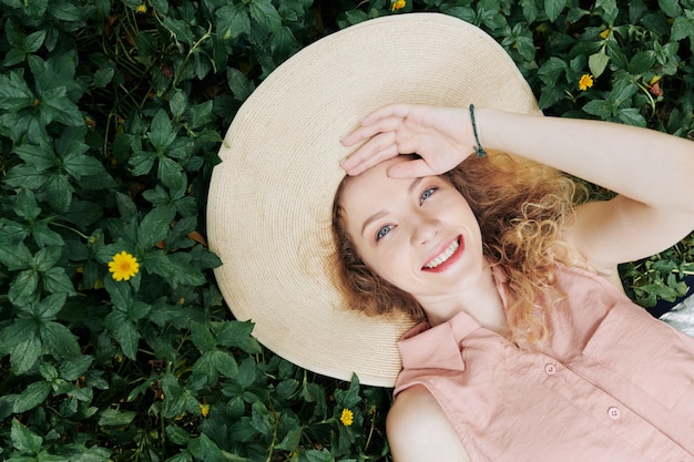 Mujer bonita con sombrero de paja