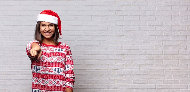 Foto mujer bonita con sombrero de santa