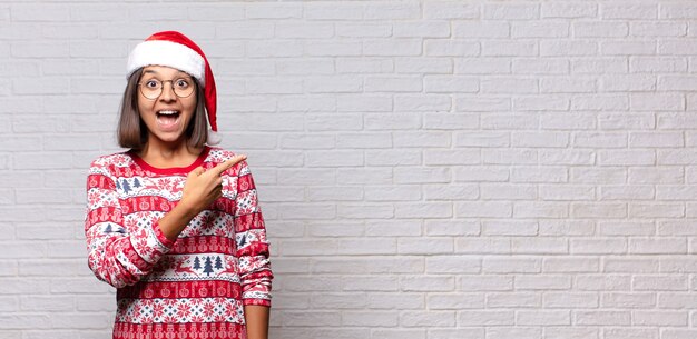 Mujer bonita con sombrero de santa