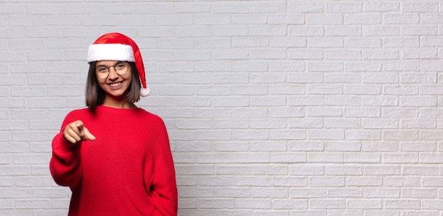 Foto mujer bonita con sombrero de santa