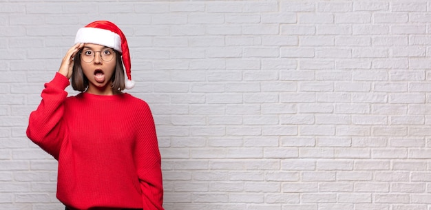 Mujer bonita con sombrero de santa