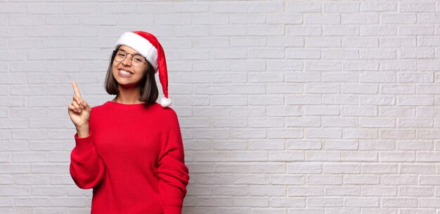 Mujer bonita con sombrero de santa