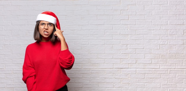 Mujer bonita con sombrero de santa