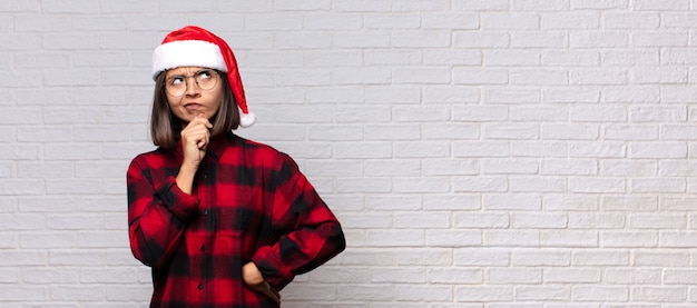 Mujer bonita con sombrero de santa