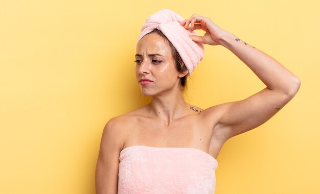 Mujer bonita sonriendo alegremente y soñando despierta o dudando. concepto de ducha y belleza