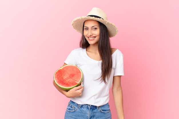 Mujer bonita sosteniendo una rodaja de sandía