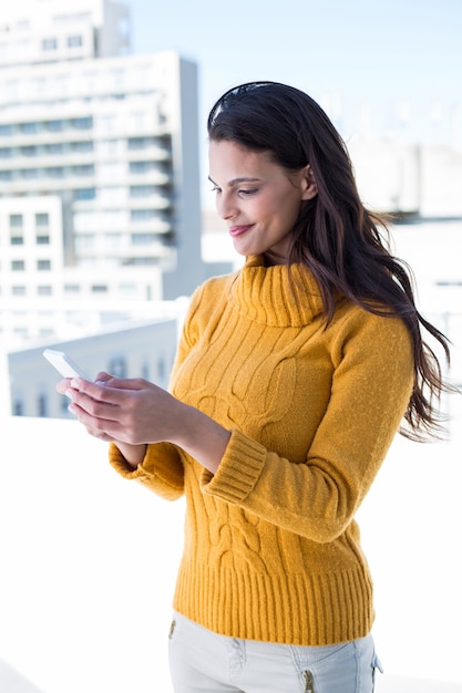 Mujer bonita con su teléfono inteligente